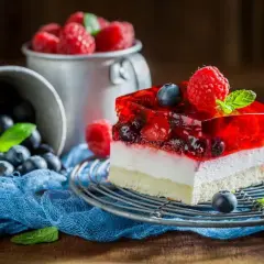Pyszny deser z galaretką i owocami leśnymi. Widać, ile tężeje galaretka, tworząc apetyczną warstwę.
