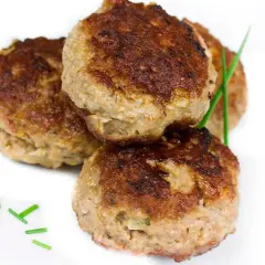 Trzy złociste kotlety mielone, idealne na obiad. Zastanawiasz się nad kotlet mielony kcal?
