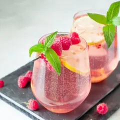 Dwa orzeźwiające drinki z malinami, cytryną i miętą. Idealna letnia lemoniada malinowa.