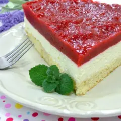 Pyszny biszkopt z serkiem mascarpone i galaretką, udekorowany miętą. Idealny deser na każdą okazję.