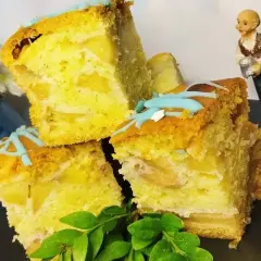 Wilgotne ciasto z białek z kawałkami jabłek, ozdobione błękitnym lukrem. Idealne na deser!