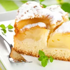 Pyszne, mega szybkie ciasto na oleju z jabłkami, posypane cukrem pudrem i udekorowane miętą. Idealne na deser.