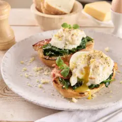 Dwa pyszne jajka po florencku na grzankach ze szpinakiem i bekonem, polane sosem. Idealne na brunch!