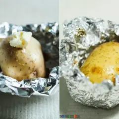 Dwa ziemniaki pieczone w folii aluminiowej, jeden z masłem na wierzchu.