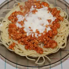 Spaghetti z mielonym mięsem i kremowym sosem. Dowiedz się, jak zrobić dietetyczny sos do mięsa, który idealnie pasuje do tego dania.