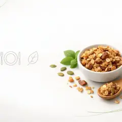Misternie przygotowana granola w miseczce i na łyżce. Czy granola jest dietetyczna? Zależy od składników, ale ta wygląda zdrowo!
