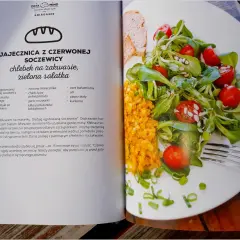 Jajecznica z czerwonej soczewicy i zielona sałatka z pomidorkami, idealne śniadanie w stylu dieta mind.