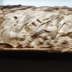 Szybkie i tanie ciasto na dużą blachę z chrupiącą pianką. Idealne na rodzinne spotkanie.