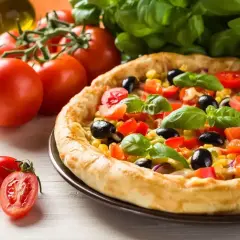 Pyszna pizza z pomidorami, oliwkami i kukurydzą, gotowa do podania. Ile piec pizze? Ta wygląda idealnie!