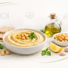 Pyszne, kremowe hummus z ciecierzycą, oliwą, cytryną i czosnkiem. Idealna przekąska, która pokazuje, co to jest hummus.