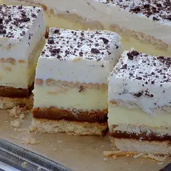 Pyszne ciasto 3 bit, warstwowe, z kremem i karmelem, posypane czekoladą. Prosty przepis na domowe ciasto.