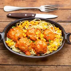 Pyszne spaghetti z klopsikami w sosie pomidorowym i kukurydzą. Idealny przepis na to, jak zrobić pulpety.