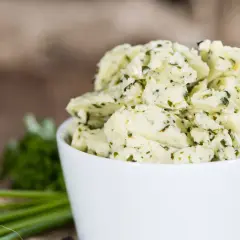 Domowe masło czosnkowe z ziołami. Idealne do pieczywa i grillowanych potraw. Prosty przepis na masło czosnkowe.