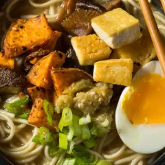 Jak zrobić ramen wegetariański - prosty przepis na pyszne danie