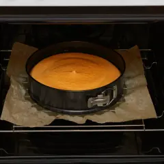 Sernik w tortownicy piecze się w piekarniku. Idealna temperatura do pieczenia sernika to 160-170°C.