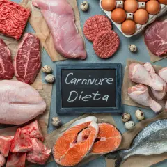 Mięso, ryby i jaja na talerzu, symbolizujące dietę karniwora.