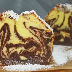 Wilgotna babka marmurkowa na oleju, z pięknymi wzorami ciasta i posypana cukrem pudrem. Idealna na deser.