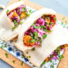 Dwa pyszne pity z kurczakiem, czerwoną kapustą i ziołami. Idealny kebab domowy na szybki obiad.