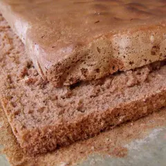 Puszysty biszkopt czekoladowy, który zawsze się udaje. Idealny do tortów i deserów.