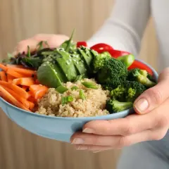 Miseczka pełna zdrowia: kasza quinoa jako źródło węglowodanów, awokado, marchewka, brokuły i papryka.