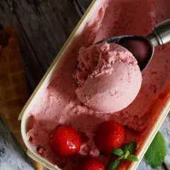 Jak zrobić lody truskawkowe? Pyszne, domowe lody z truskawek w wafelku.