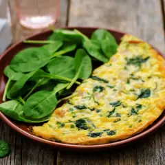 Pyszny omlet ze szpinakiem, idealny na śniadanie. Prosty szpinak przepis na zdrowy posiłek.