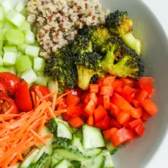 Kolorowa sałatka z brokułów, pomidorków, papryki, marchewki i selera. Idealna na dietę low carb co to znaczy?