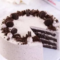 Pyszny tort z masą oreo, udekorowany pokruszonymi ciasteczkami i całymi oreo. Idealny na każdą okazję.