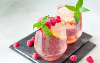 Dwa orzeźwiające drinki z malinami, cytryną i miętą. Idealna letnia lemoniada malinowa.