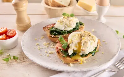 Dwa pyszne jajka po florencku na grzankach ze szpinakiem i bekonem, polane sosem. Idealne na brunch!