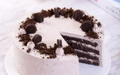 Pyszny tort z masą oreo, udekorowany pokruszonymi ciasteczkami i całymi oreo. Idealny na każdą okazję.