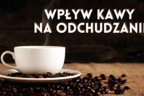 Biała filiżanka parującej kawy na ziarnach. Czy kawa ma mało kalorii i pomaga schudnąć?
