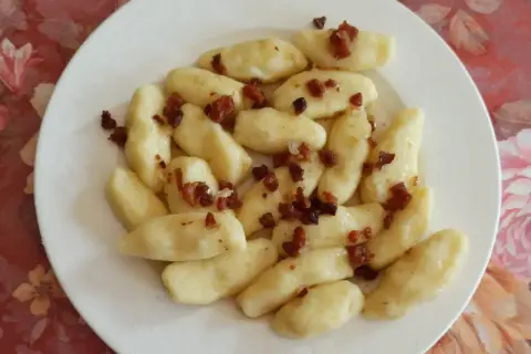 Pyszne kopytka z boczkiem, idealne na obiad. Wystarczy je ugotować, aż wypłyną na powierzchnię.