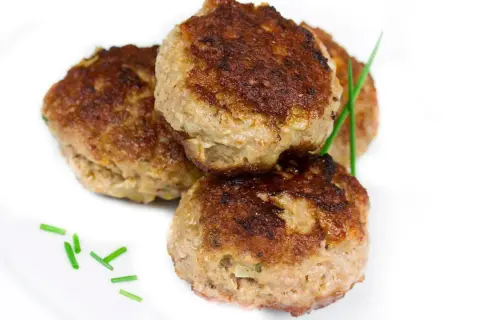 Trzy złociste kotlety mielone, idealne na obiad. Zastanawiasz się nad kotlet mielony kcal?