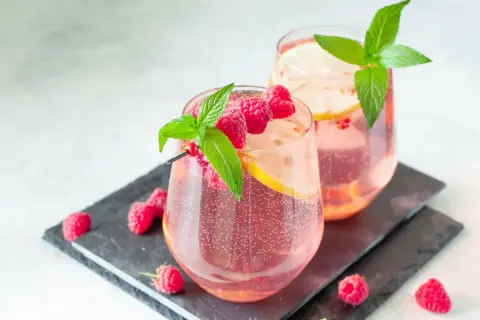 Dwa orzeźwiające drinki z malinami, cytryną i miętą. Idealna letnia lemoniada malinowa.