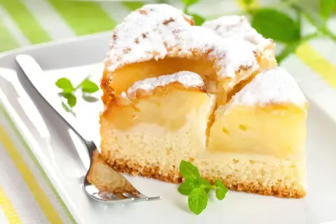 Pyszne, mega szybkie ciasto na oleju z jabłkami, posypane cukrem pudrem i udekorowane miętą. Idealne na deser.