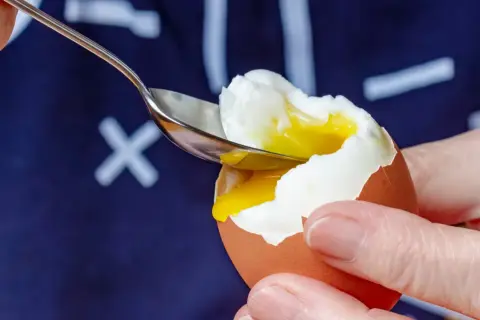 Łyżeczka wydobywa płynne żółtko z jajka na miękko. Idealne na śniadanie, dostarcza ok. 70 kcal.