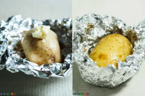 Dwa ziemniaki pieczone w folii aluminiowej, jeden z masłem na wierzchu.