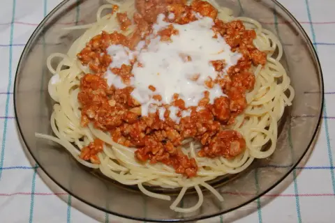 Spaghetti z mielonym mięsem i kremowym sosem. Dowiedz się, jak zrobić dietetyczny sos do mięsa, który idealnie pasuje do tego dania.
