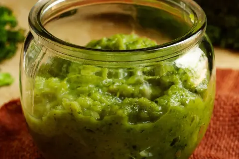 Domowe pesto w słoiku, idealne do makaronu. Zobacz, jak zrobić pesto!