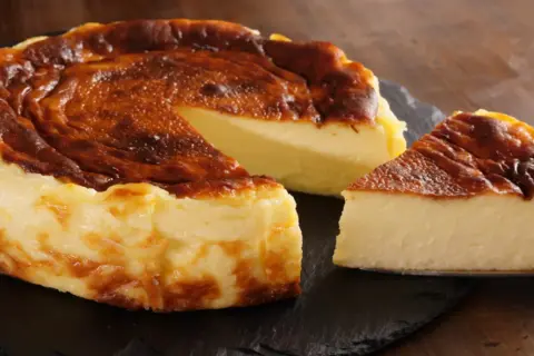 Pyszny, lekko przypieczony sernik. Nawet jeśli sernik kcal kusi, warto spróbować tego pysznego deseru.