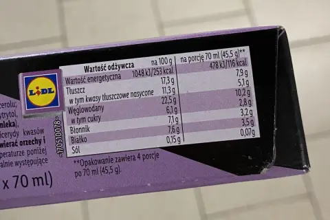 Gdzie kupić lody proteinowe Gelatelli? Opakowanie zawiera tabelę wartości odżywczych, w tym kalorie, tłuszcz, węglowodany i białko.