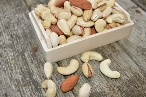 Mieszanka orzechów: migdały, nerkowce i pistacje. Pistacje właściwości zdrowotne sprawiają, że są pyszną i pożywną przekąską.