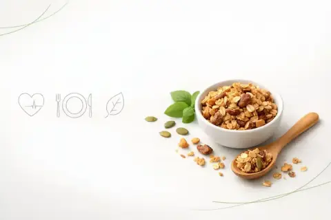 Misternie przygotowana granola w miseczce i na łyżce. Czy granola jest dietetyczna? Zależy od składników, ale ta wygląda zdrowo!