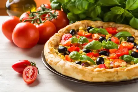 Pyszna pizza z pomidorami, oliwkami i kukurydzą, gotowa do podania. Ile piec pizze? Ta wygląda idealnie!
