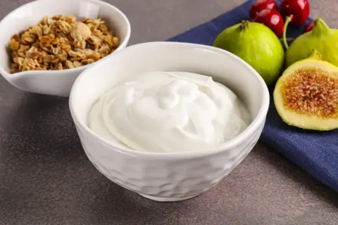 Gęsty jogurt grecki, idealny na śniadanie. Sprawdź jogurt grecki kcal i ciesz się zdrowym posiłkiem z figami i granolą.