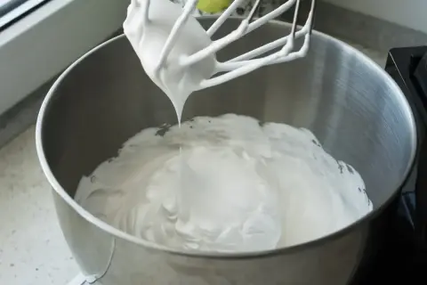 Idealnie ubita śmietana z mascarpone, gotowa do deseru. Proces jak ubić śmietanę z mascarpone jest prosty!
