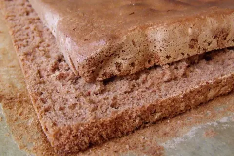 Puszysty biszkopt czekoladowy, który zawsze się udaje. Idealny do tortów i deserów.