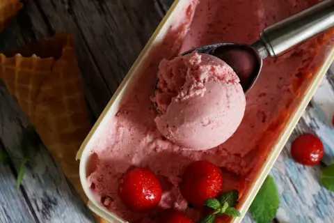 Jak zrobić lody truskawkowe? Pyszne, domowe lody z truskawek w wafelku.