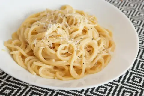 Pyszne spaghetti carbonara, idealne na szybki obiad. Zastanawiasz się, jaka śmietana do carbonary? Ten przepis podpowie!
